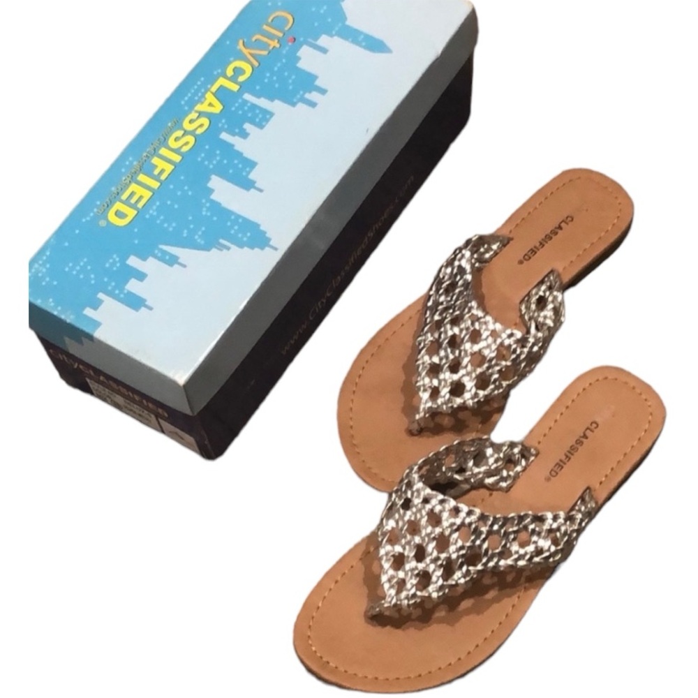 🎉HOST PICK!🎉NEW! City Classified metallic silver sandals